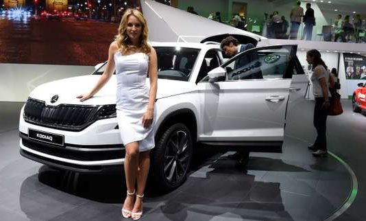 At the Mondial de l’auto, étudiantes play the h&taxes tesses d’host not only « déco »