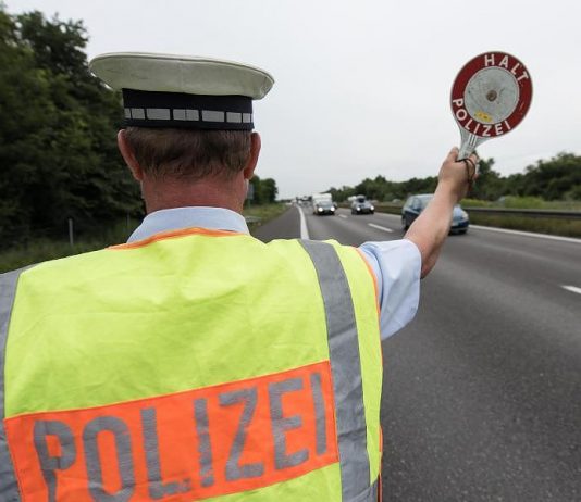 State police inspection Gera: bus stop damaged
