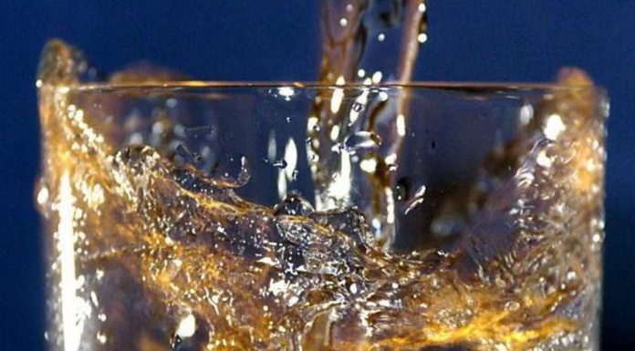 Glass carafes to clean: With this Trick you have to scrub ever again