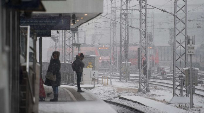 S-Bahn München: persons in the Track S2 is delayed