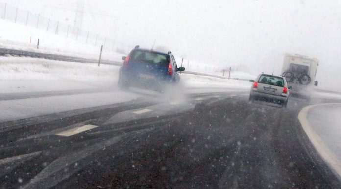Sheet of ice by the wind hits windshield: motorist seriously injured