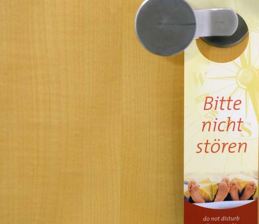 Expert warns: These signs can give thieves access to your hotel room