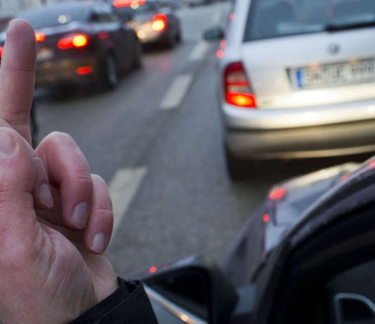 COP reduced punishment, woman is thankful with a finger and comes free at the end of the criminal of