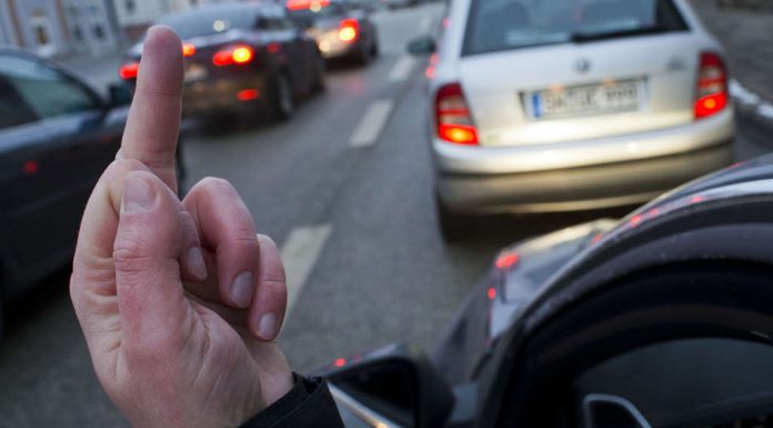COP reduced punishment, woman is thankful with a finger and comes free at the end of the criminal of