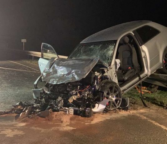 Head-on Crash on Federal road: car smashes into van – two men in danger of their lives