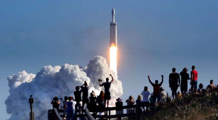 SpaceX: Falcon Heavy completes first commercial flight