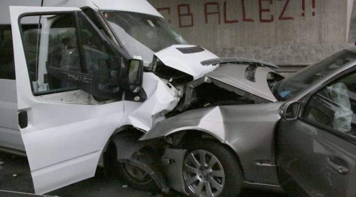 In a serious accident on B12: Mercedes driving into oncoming traffic and rammed a Packed minibus