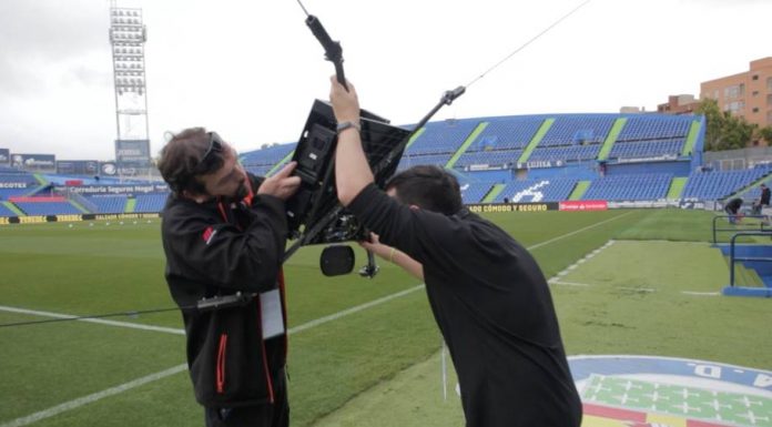 It flies faster than the fastest player. So it works the supercámara