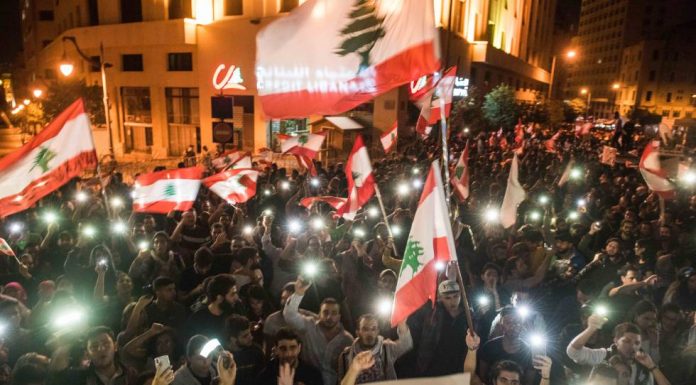 Lebanon takes to the streets to request the departure of the Government and a breakthrough election