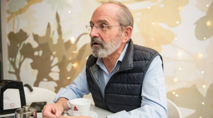 The exconcejal of Vox in Cáceres challenges Abascal and will not release his birth certificate