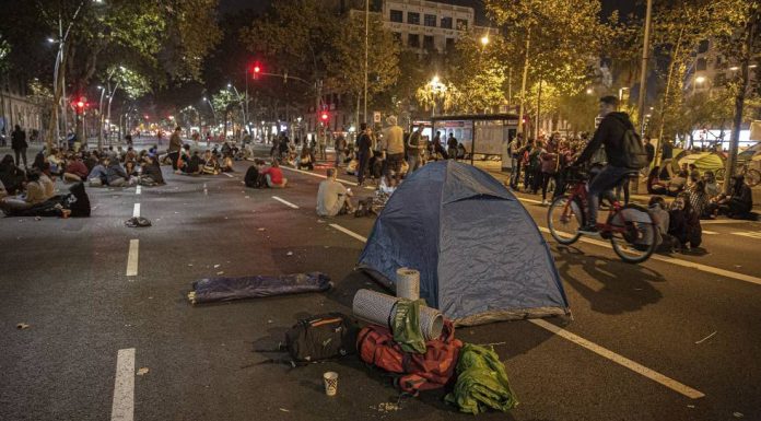 The university set up camp in the center of Barcelona and cut down the Gran Via