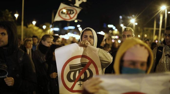 A wide device to protect the King