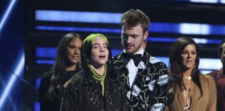 Billy Ailes received the award "Grammy"