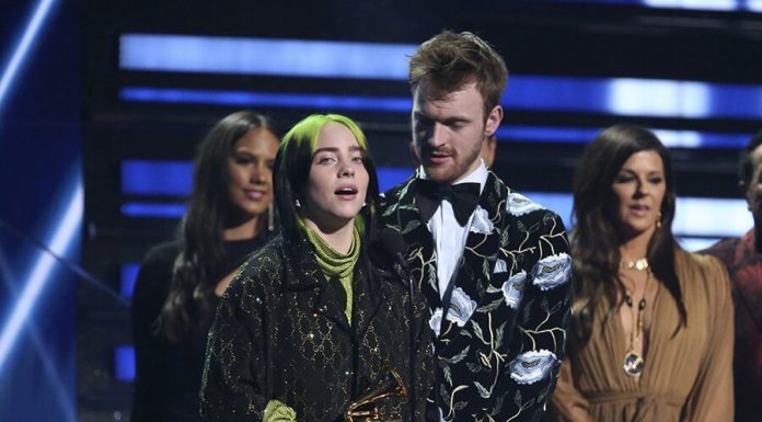 Billy Ailes received the award “Grammy” Billy Ailes received the award "Grammy"