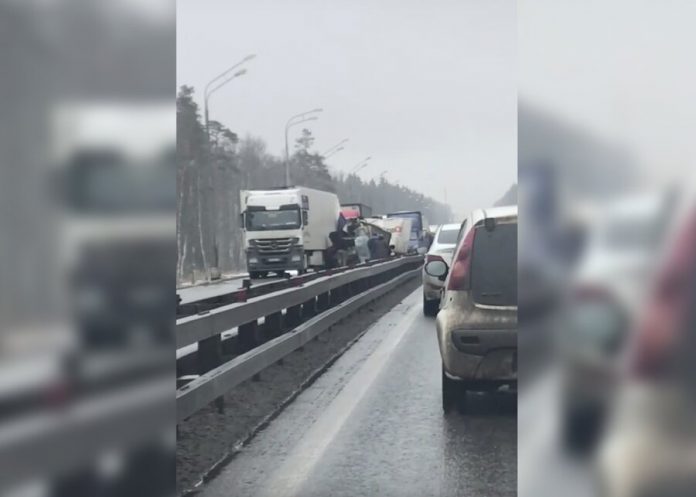 The amount of traffic on the Kiev highway in the capital from-for road accident
