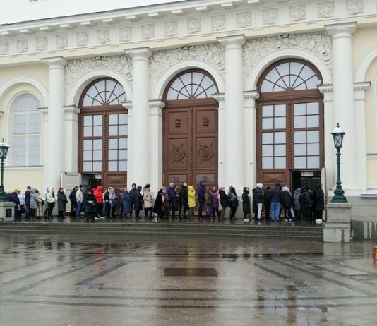 The Dali exhibition at the Manezh gathered a huge queue even before the opening