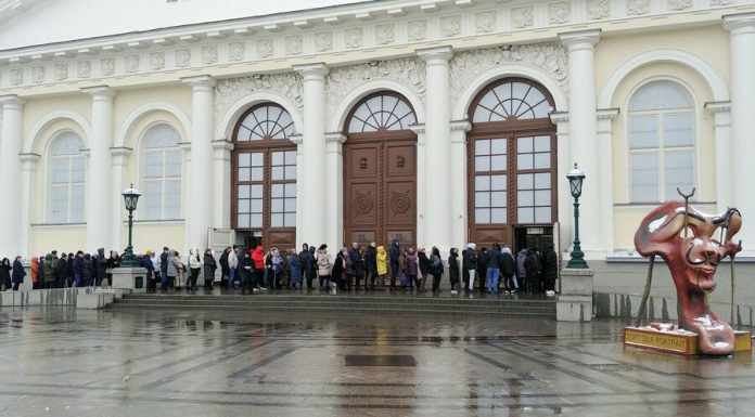 The Dali exhibition at the Manezh gathered a huge queue even before the opening The Dali exhibition at the Manezh gathered a huge queue even before the opening