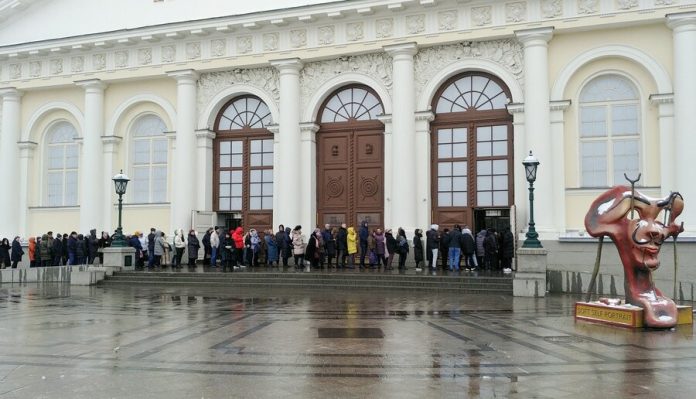 The Dali exhibition at the Manezh gathered a huge queue even before the opening