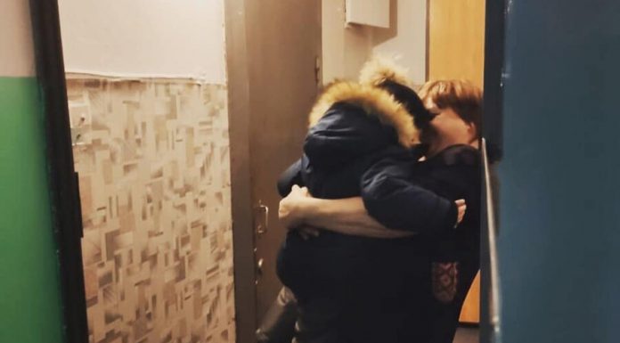 Abandoned by his father in the Sheremetyevo children gave the grandmother