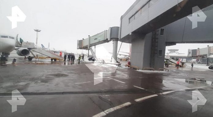 Flying to Sochi plane urgently villages in Vnukovo