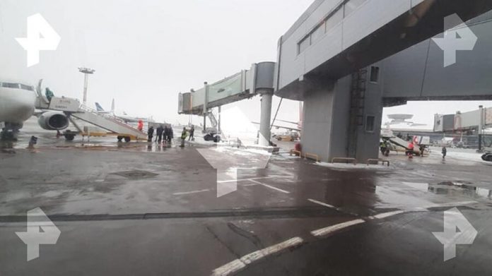 Flying to Sochi plane urgently villages in Vnukovo