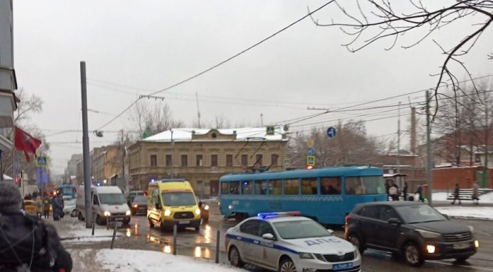 Foreign car knocked down two people on a pedestrian crossing in the centre of Moscow