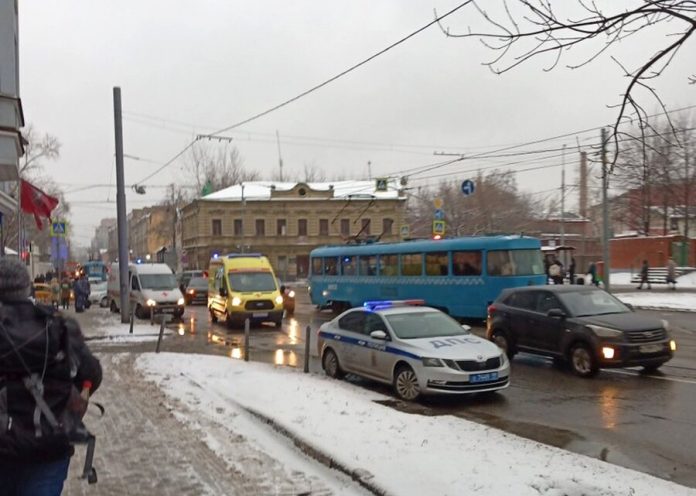 Foreign car knocked down two people on a pedestrian crossing in the centre of Moscow