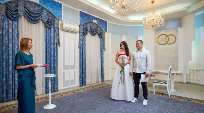 More than a thousand couples register marriages in the registry office of Moscow in a beautiful date 20 Feb