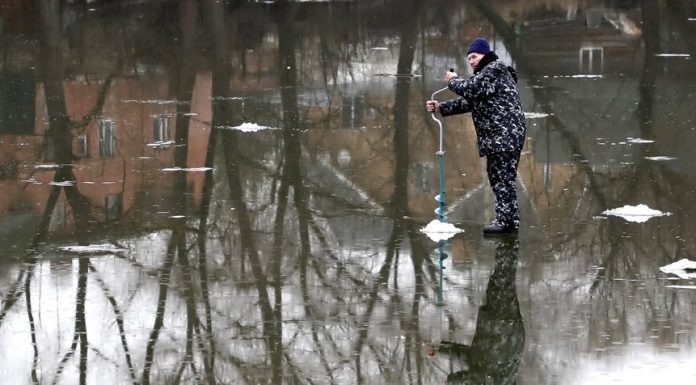 Muscovites warned about the dangers of going out on the ice