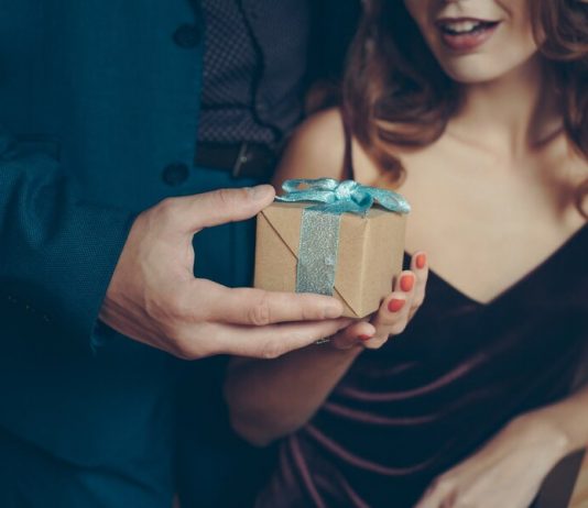 Romantic gifts will not save a failing relationship – psychologist