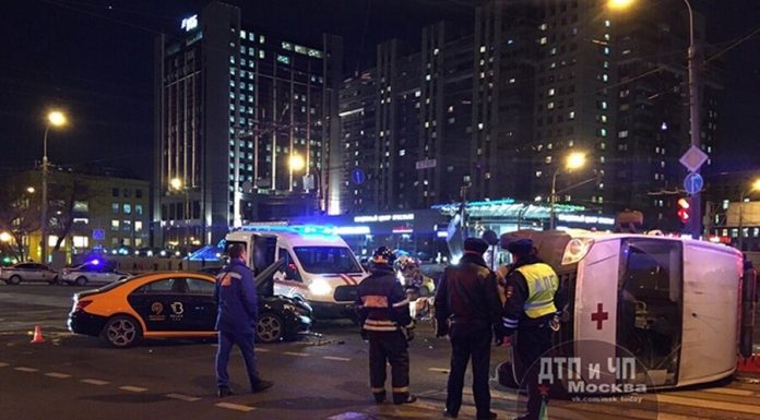 The ambulance overturned in the center of Moscow