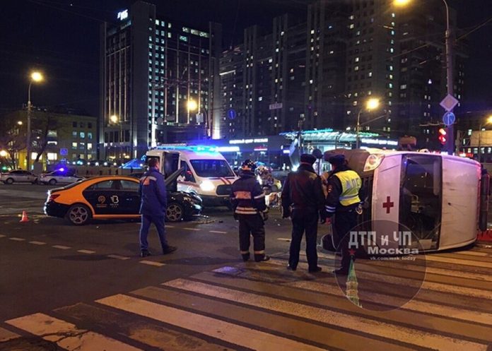 The ambulance overturned in the center of Moscow