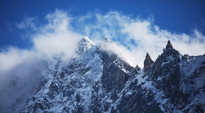 The avalanche struck the minibus in Turkey 4 people died