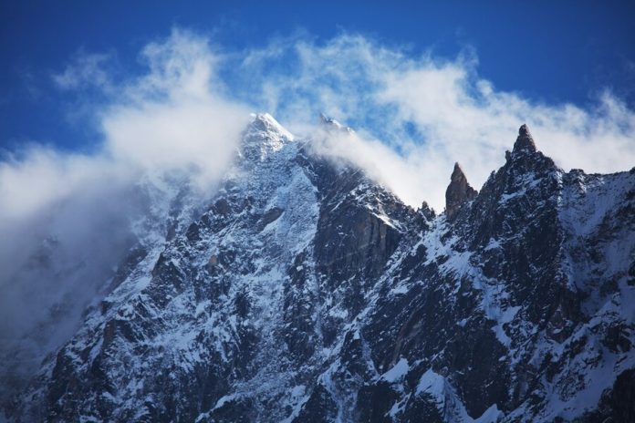 The avalanche struck the minibus in Turkey 4 people died