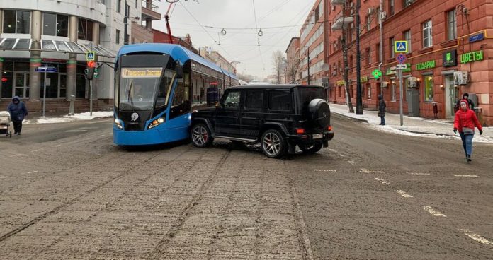 The car crashed into a tram in Central Moscow