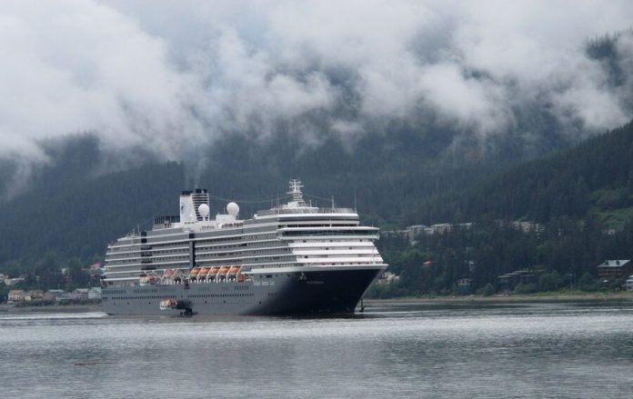 The cruise ship received permission to enter the port after the failure of the five countries