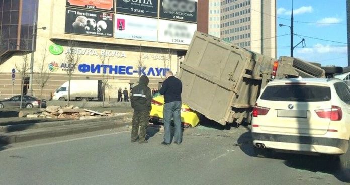 The dumpster fell off the truck on taxi in Moscow
