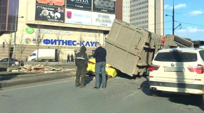 The dumpster fell off the truck on taxi in Moscow