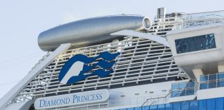 The first passengers began to leave cruise ship in Japan