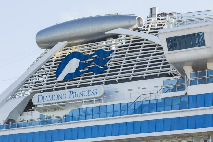 The first passengers began to leave cruise ship in Japan