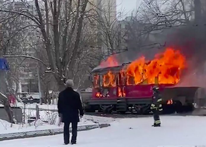 The movement on the Large Cheremushkinskaya street complicated because of fire, snowthrower