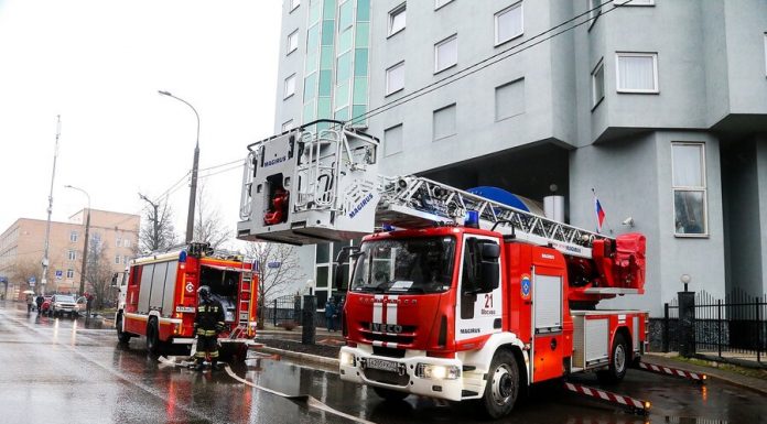 The occupants of the house evacuated in case of fire in the South of Moscow