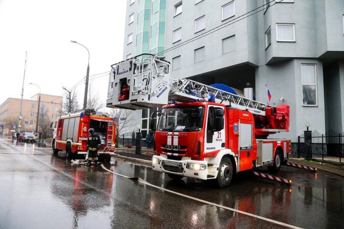The occupants of the house evacuated in case of fire in the South of Moscow