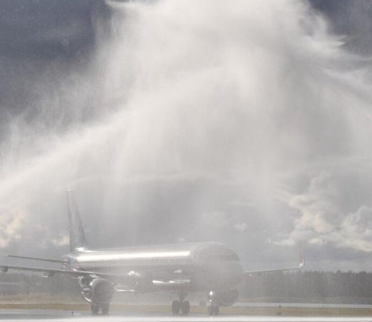 The record plane quickly flew across the Atlantic by storm