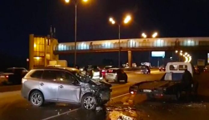 Two people were injured in an accident with three cars on the ring road