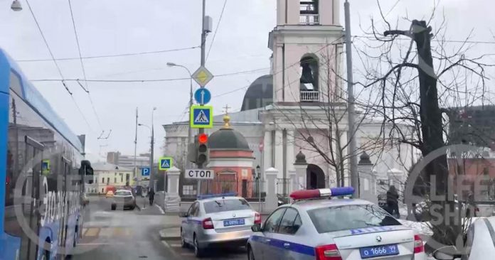 Unknown wounded two people with a knife in the temple in the center of Moscow