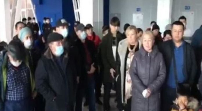 200 Kyrgyz hunger strike at the airport of Novosibirsk