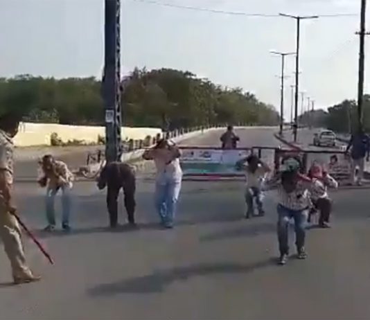 As police struggle with the violators of the quarantine: sticks, paint on his forehead, drones As police struggle with the violators of the quarantine: sticks, paint on his forehead, drones