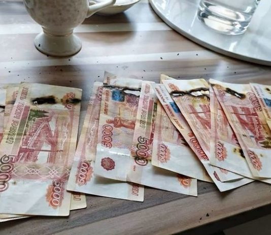 Muscovite burned the money in the microwave, processing them from COVID-19