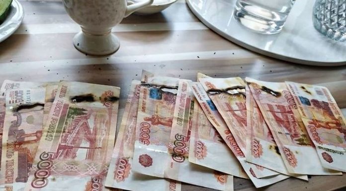 Muscovite burned the money in the microwave, processing them from COVID-19